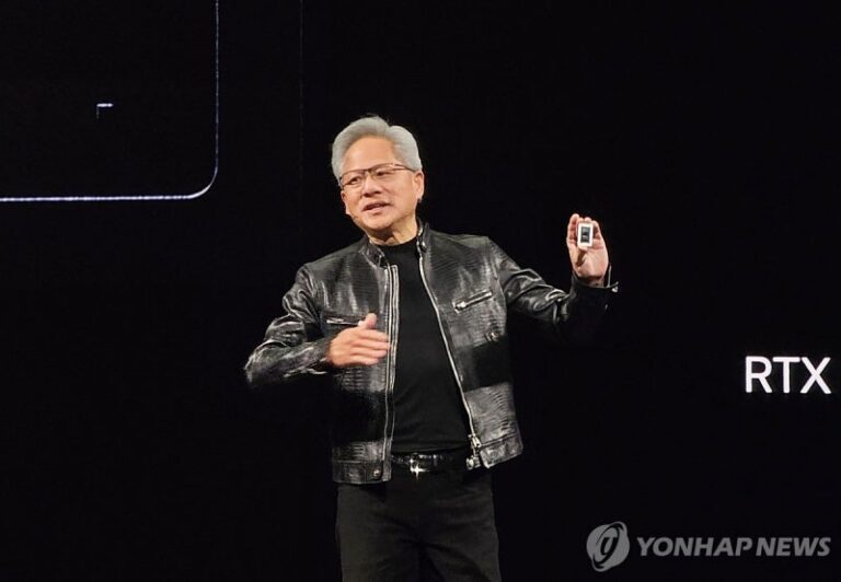 AI용 PC용 칩 N1X 선보이는 젠슨 황 (타이베이=연합뉴스) 김민지 기자 = 젠슨 황 엔비디아 최고경영자(CEO)가 1일(현지시간) 대만 타이베이 뮤직센터에서 열린 'GTC 타이베이' 기조연설에서 AI용 PC용