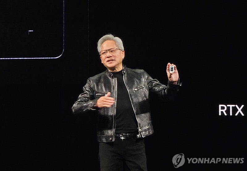 AI용 PC용 칩 N1X 선보이는 젠슨 황 (타이베이=연합뉴스) 김민지 기자 = 젠슨 황 엔비디아 최고경영자(CEO)가 1일(현지시간) 대만 타이베이 뮤직센터에서 열린 'GTC 타이베이' 기조연설에서 AI용 PC용