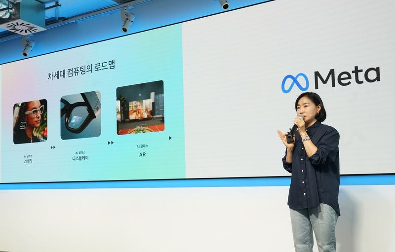 4일 서울 강남구 메타코리아 사무실에서 열린 메타 AI 글래스 체험 행사에서 김진아 메타코리아 대표가 발표를 하고 있다. 메타코리아 제공