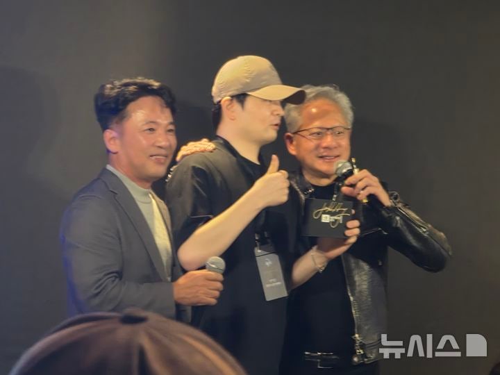오동현 기자 = 젠슨 황 엔비디아 최고경영자(CEO)와 김택진 엔씨 공동대표가 7일 서울 강남구의 한 PC방에서 열린 엔씨 '아이온2' 이용자 행사장을 찾아 경품으로 그래픽처리장치(GPU) 'RTX 5