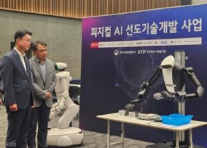 9일 류제명(왼쪽) 과학기술정보통신부 제2차관이 서울 강서구 마곡 LG사이언스파크에서 로보티즈가 개발한 로봇이 물건을 잡고 나르는 과정을 지켜보고 있다. 김태연 기자