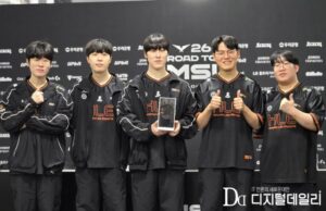 6월12일 강원 원주시 원주DB프로미아레나에서 열린 '로드 투 MSI' 3라운드에서 승리한 한화생명e스포츠 '리그오브레전드(LoL)' 선수단이 대회 진출 티켓을 들고 기념사진을 찍고 있다