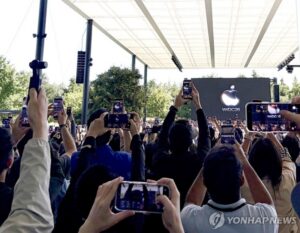 팀 쿡 촬영하는 WWDC 참석자들 (쿠퍼티노=연합뉴스) 권영전 특파원 = 애플이 8일(현지시간) 미국 캘리포니아주 쿠퍼티노 본사 '애플파크'에서 개최한 연례 세계개발자회의(WWDC)에서 참석자들이 팀 쿡 최고경영자(