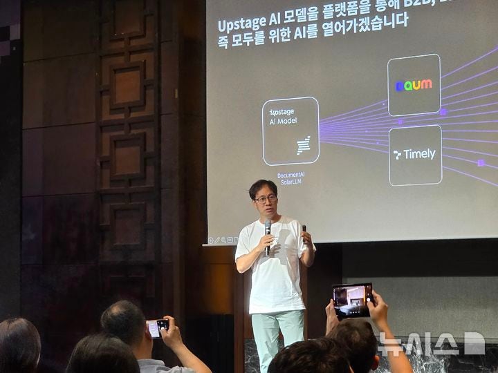 오동현 기자 = 김성훈 업스테이지 대표가 16일 서울 여의도 콘래드 호텔에서 '미디어 데이'를 열고, 자체 AI 모델과 에이전트, 포털 '다음'을 아우르는 '업스테이지 컴퍼니' 출범과 함께 '모두를 위
