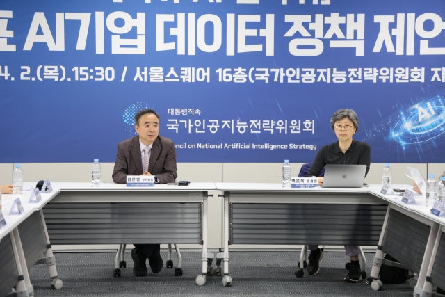 임문영 전 인공지능전략위원회 부위원장(왼쪽부터)과 백은옥 분과장이 지난 4월2일 국가대표 AI 기업들과 간담회를 진행하고 있다