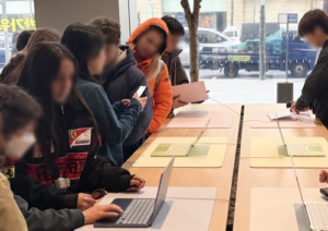 서울 중구 애플 명동 매장에서 고객들이 애플 신제품인 ‘맥북 네오’를 체험하고 있다. 연합뉴스