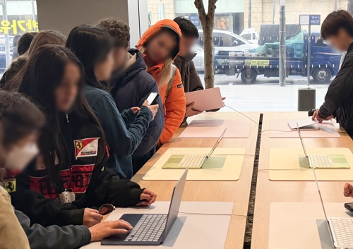 서울 중구 애플 명동 매장에서 고객들이 애플 신제품인 ‘맥북 네오’를 체험하고 있다. 연합뉴스