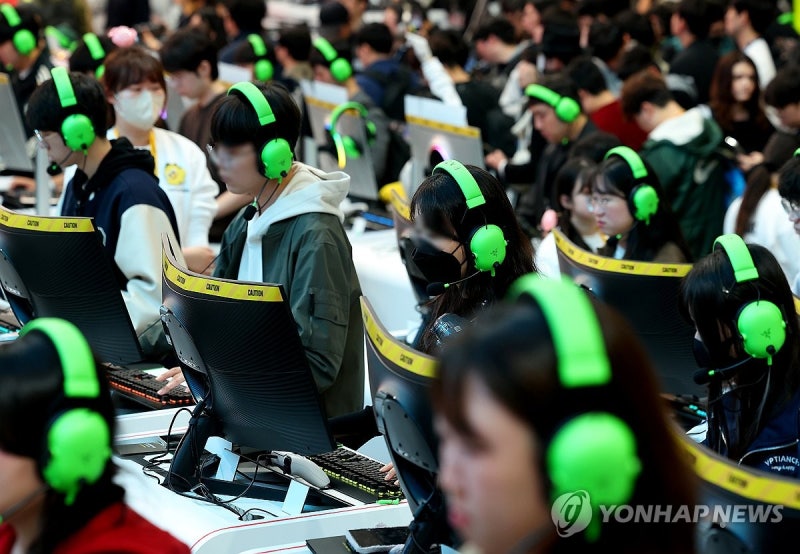 2025 지스타 개막…게임 삼매
(부산=연합뉴스) 손형주 기자 = 13일 오전 부산 벡스코에서 개막한 국내 최대 게임쇼 2025 지스타에서 관람객들이 게임을 즐기고 있다. 지스타는 오는 16일까지 총 44개국, 1천